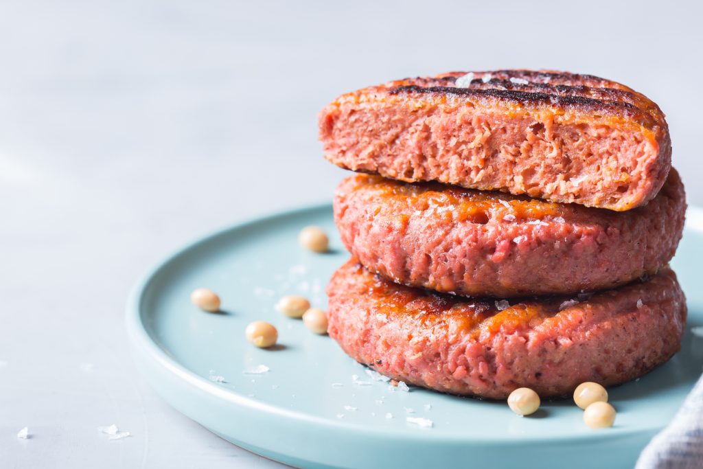 tre hamburgare staplade på varandra